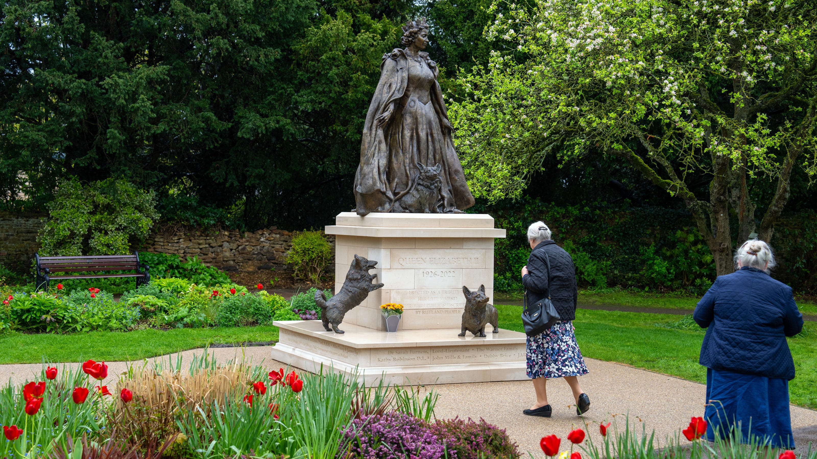 See the bronze, corgi-adorned statue honoring Queen Elizabeth II on her 98th birthday: Photos