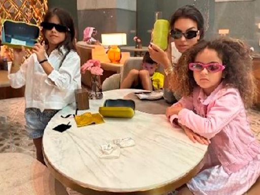 El día de compras de Georgina junto a sus hijas Alana Martina y Eva, ¡tres chicas fashion con gafas a la última!