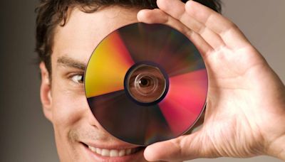 Sí, haces bien en no deshacerte de tus discos ni DVD antiguos