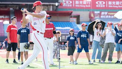 中職／接棒未來！藍翊誠、劉俊緯現身味全龍棒球體驗營指導小學員