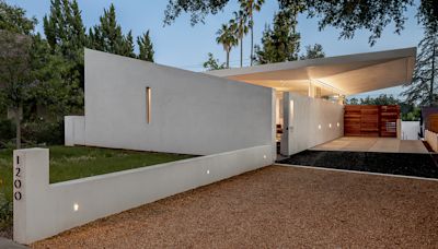 An Ultra-Modern Residence in a Landmarked L.A. Neighborhood Lists for $2.6 Million
