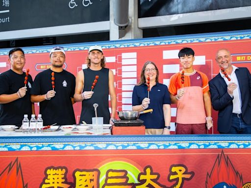 網球》華國三太子盃記者會揭曉全新獎盃 選手體驗臺灣特色糖葫蘆