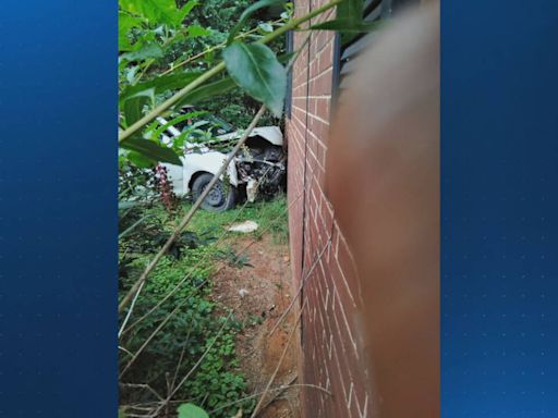 Driver flees on foot after crashing into house, cars