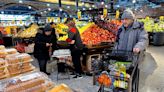 Cadenas de supermercados anuncian bajadas de precios tras reconocer presión del gobierno - La Opinión