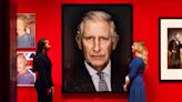 Un siglo de retratos fotográficos de la monarquía británica se expone en Buckingham