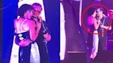 VIDEO: Así fue el apasionado beso entre Susana Zabaleta y Ricardo Pérez en un concierto