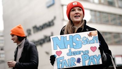 Junior doctors offered 22% pay rise by government to end strike action