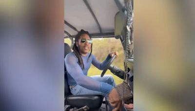 Sin cinturón, sin puerta y descalzo: Lenny Kravitz hace saltar las alarmas por su imprudencia en el coche