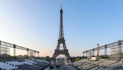 La Torre Eiffel exhibe los 5 aros olímpicos