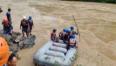 尼泊爾暴雨釀土石流！ 2輛巴士被沖下河「至少62人失蹤」