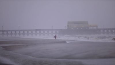 LIVE UPDATES: Sailboat breaks free, thousands lose power as Myrtle Beach braces for Debby