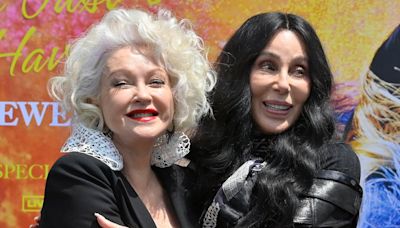 In Hollywood-Zement verewigt: Cher feiert Cyndi Lauper
