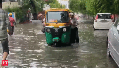 Delhi, Gurgaon police issue traffic warning amid waterlogging after heavy rains. Check route diversions - The Economic Times