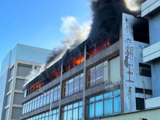 高雄前鎮漁港海霸王火警 4樓中央廚房火舌濃煙狂竄