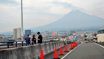 阻遊客闖車道拍照 日本「富士山夢之大橋」架設柵欄 | 國際焦點 - 太報 TaiSounds