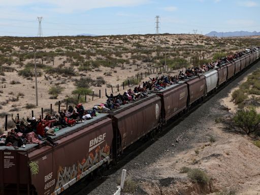 Cientos de migrantes quedan varados en el tren "La Bestia", al norte de México