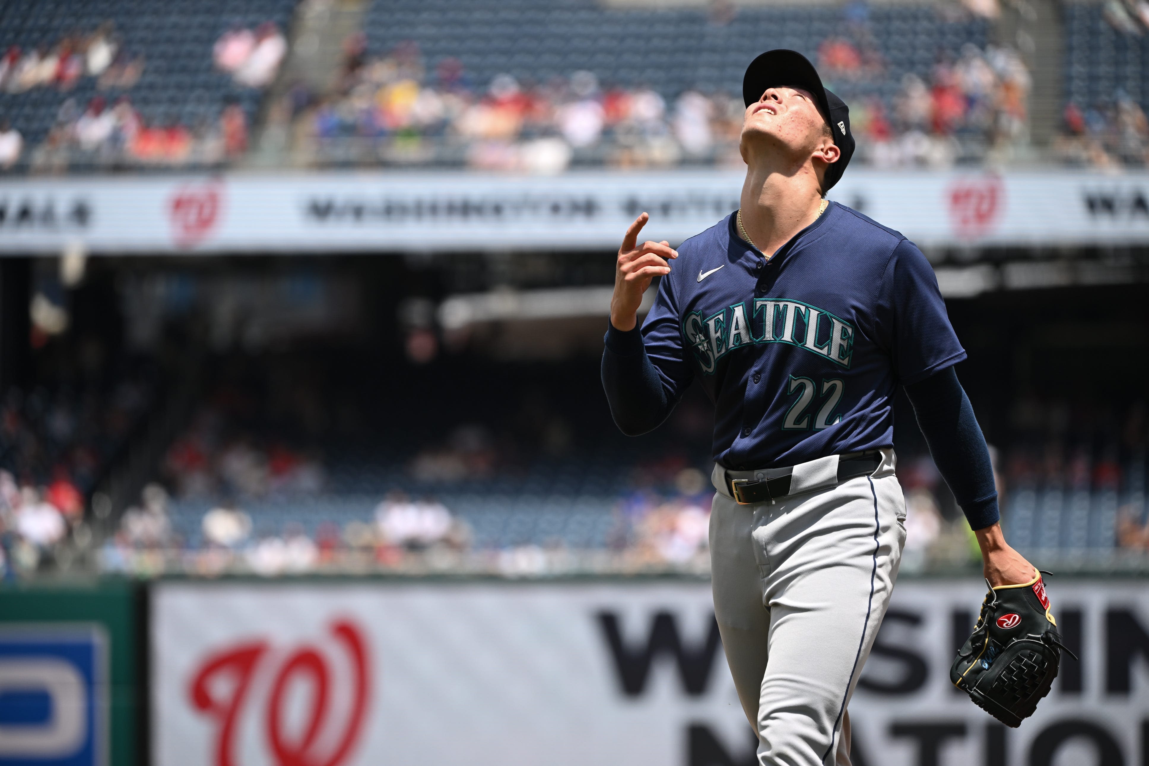 Fan thwarts potential Nationals rally with Bartman-esque catch