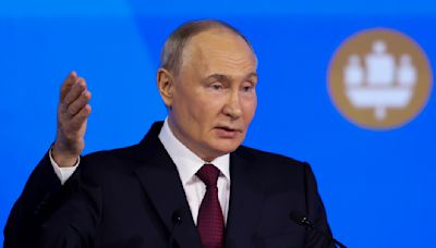 Putin afirma que economía rusa crece pese a duras sanciones internacionales