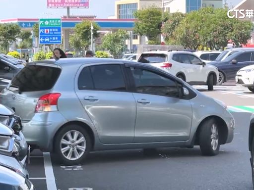 休旅車插隊搶位 服務區保全「喝令倒車離開」網大讚