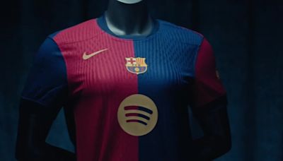 El Barça presenta su nueva equipación con Ronaldinho y recupera el bicolor: un homenaje a la primera camiseta azulgrana y la del triplete