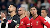 Cristiano consuela a Pepe, tras eliminación de ambos veteranos en la Euro