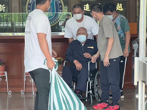 影／台南前議長吳健保今假釋出獄 阿法7人座接走 「沒什麼要說」