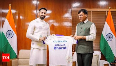 ...Ayushmann Khurrana along with Union Sports Minister Mansukh Mandaviya urges citizens to cheer for team India- WATCH | Hindi Movie News - Times of India