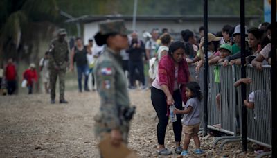 Mujeres migrantes, víctimas de robos, violación y con sus hijos a cuestas por el Darién