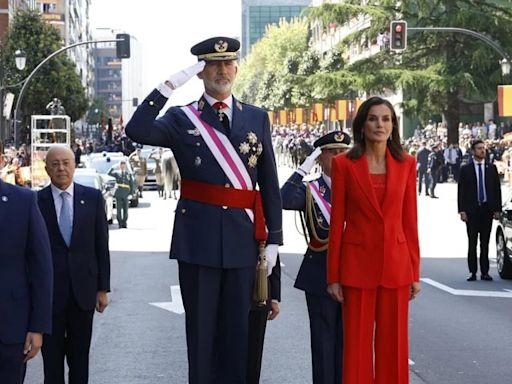 La reina Letizia rompe el protocolo y luce un inusual ‘look’ juvenil en el Día de las Fuerzas Armadas: top lencero y zapatillas bambas