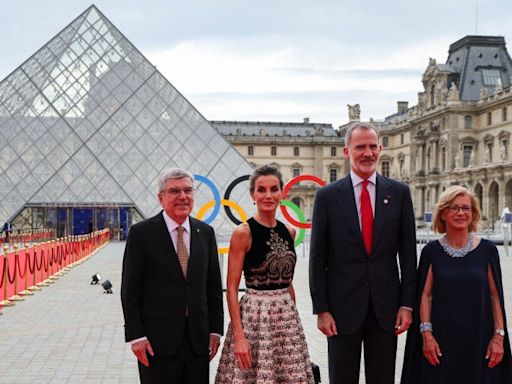La Reina Letizia deslumbra con su estilo frente a Mary Donaldson en el Louvre