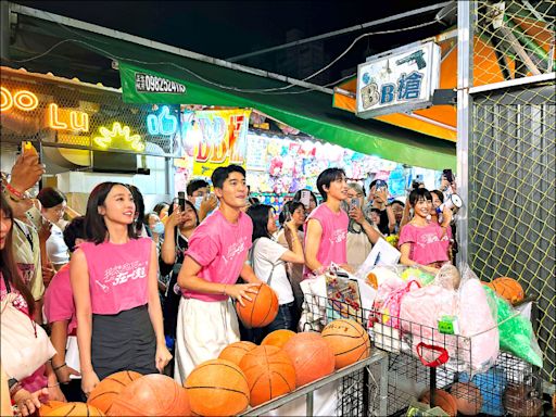 在一起高雄夜市踩街 涂善存玩遊戲雙輸