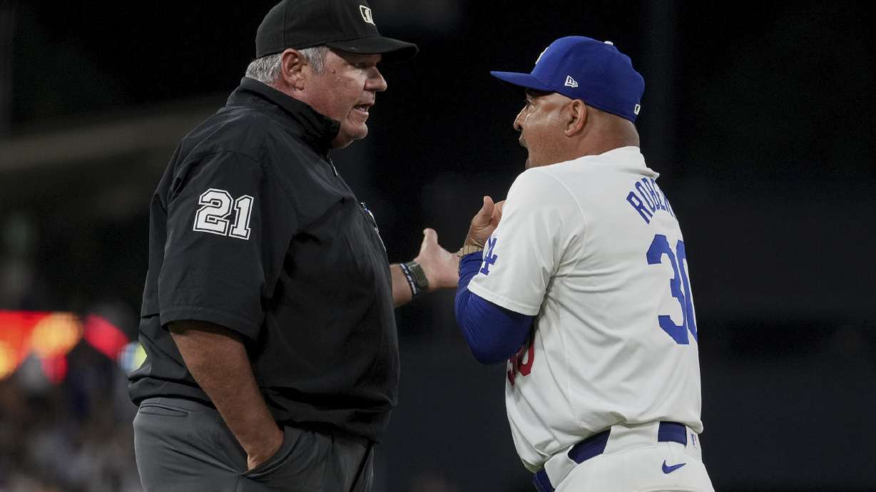 Dodgers' Dave Roberts ejected in 6th after interference call at third base