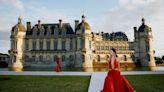 Valentino lleva la alta costura moderna a Chateau de Chantilly