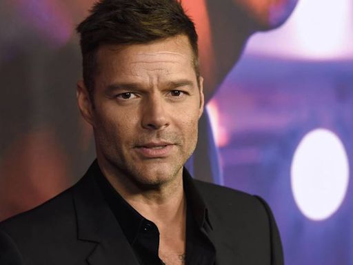 Ricky Martin está soltero pero no solo; asegura tener amigos con derechos tras su divorcio