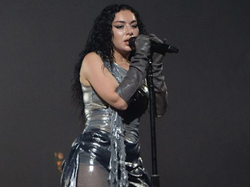 Charli XCX llama 'mocosa' a Kamala Harris, pero es un cumplido