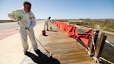 Comienzan los trabajos para el montaje de los servicios de playa en Camposoto