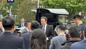 Elon Musk抵達北京 與中國貿促會會長任鴻斌會面