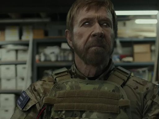 Chuck Norris se prepara para salvar a la humanidad de los alienígenas en el explosivo tráiler de Agent Recon