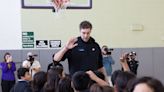 Gasol se vuelca en su fundación en la víspera de su "día especial" con Lakers