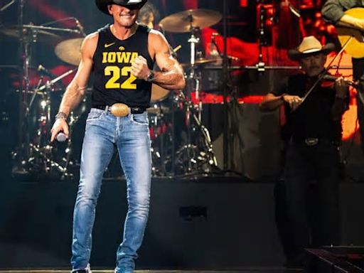 Tim McGraw rocks a Caitlin Clark jersey (again!) at recent concert
