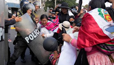 Deudos de asesinados en protestas contra presidenta de Perú amanecen frente al Palacio de Justicia