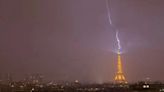 Impresionante: un rayo impactó sobre la Torre Eiffel durante fuertes tormentas | Mundo