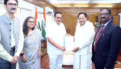 T.N. hands over memorandum to Union Jal Shakti Minister