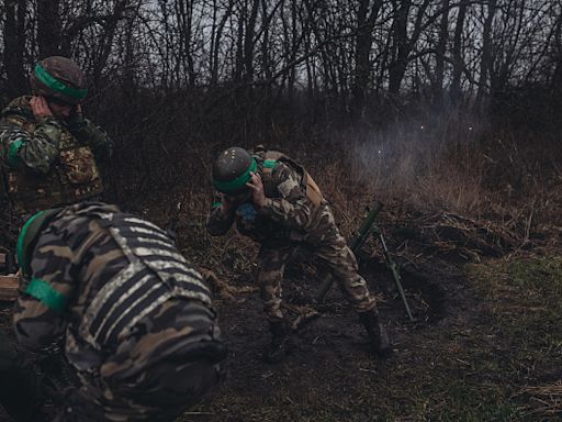 (影) 俄兵分3路包圍烏列達爾! 地雷陣與火砲退敵 烏這王牌軍成「定海神針」.....