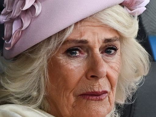La reina Camilla, con los ojos llenos de lágrimas y junto a Carlos III en el 80 aniversario del Día D