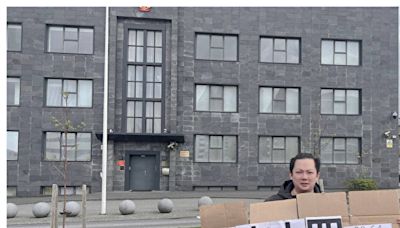 「六四」35周年 冰島一民主人士中領館前抗議