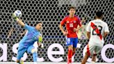 El incombustible Claudio Bravo: el más longevo en los 108 años de historia de la Copa América - La Tercera