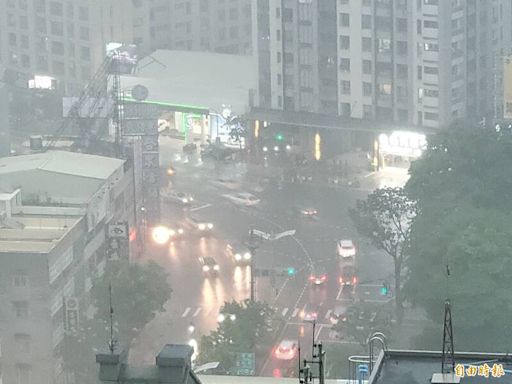 大雷雨轟炸高雄！25區示警 7區淹水警戒