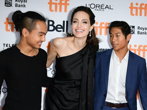 Angelina Jolie colocou filhos para 'trabalhar duro' em set de novo filme, revela Salma Hayek: 'Muito exigente'