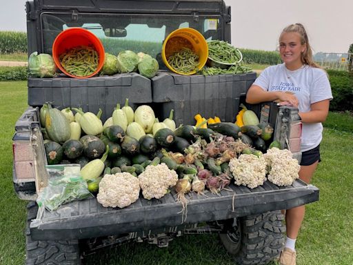 Kelly Clarkson features Iowa high schooler who donated thousands of pounds of vegetables